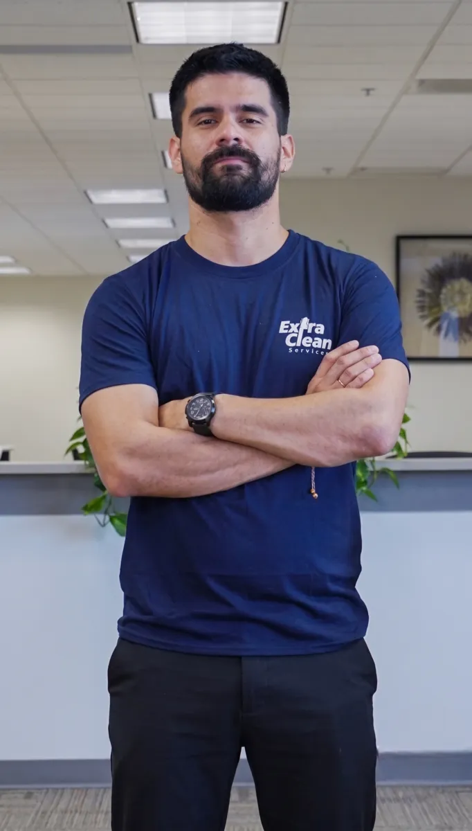 Jonathan Aldana Morales, founder of ExtraClean Services
